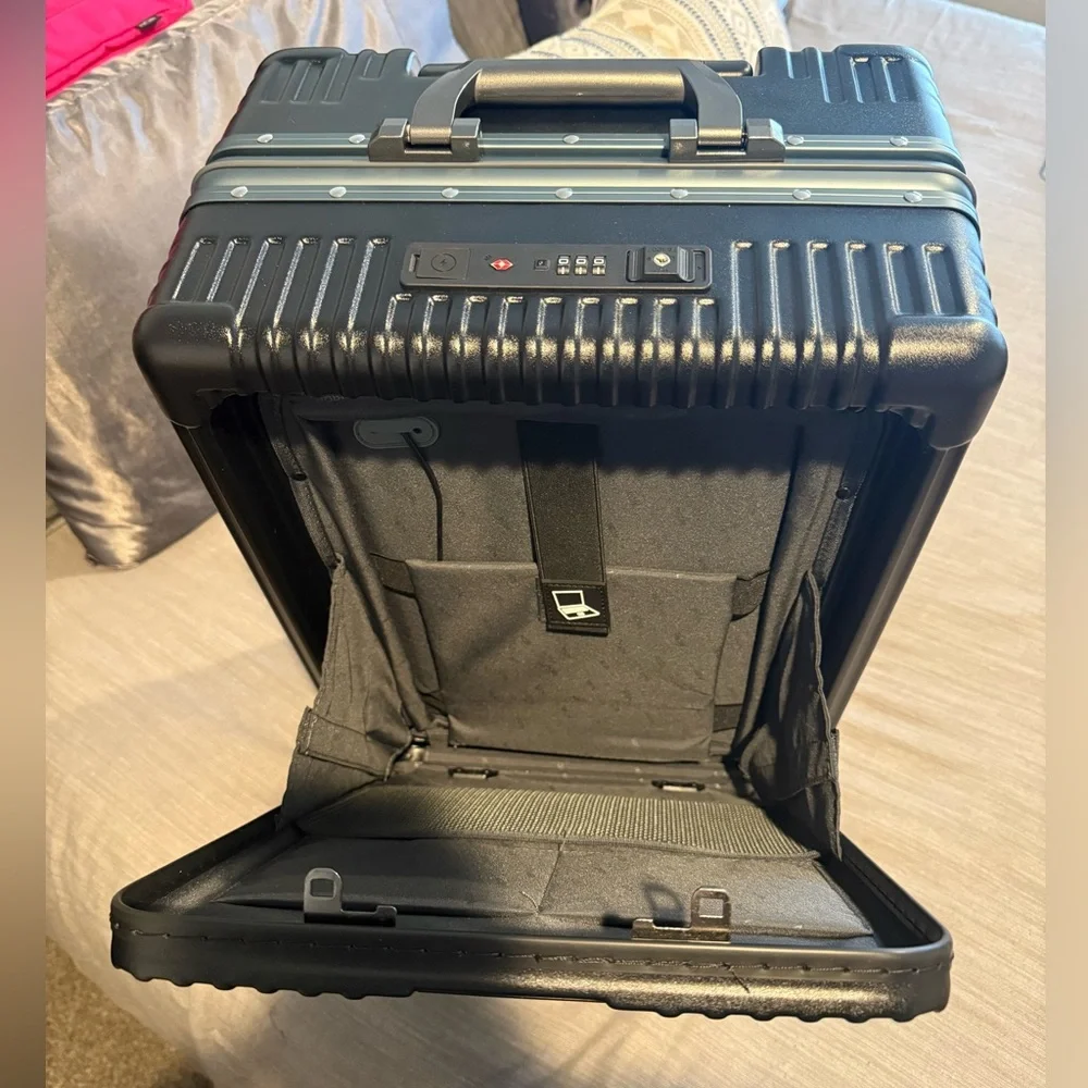 NOBL Carry-On: All-In-One - GREAT CONDITION - Picture 9 of 16